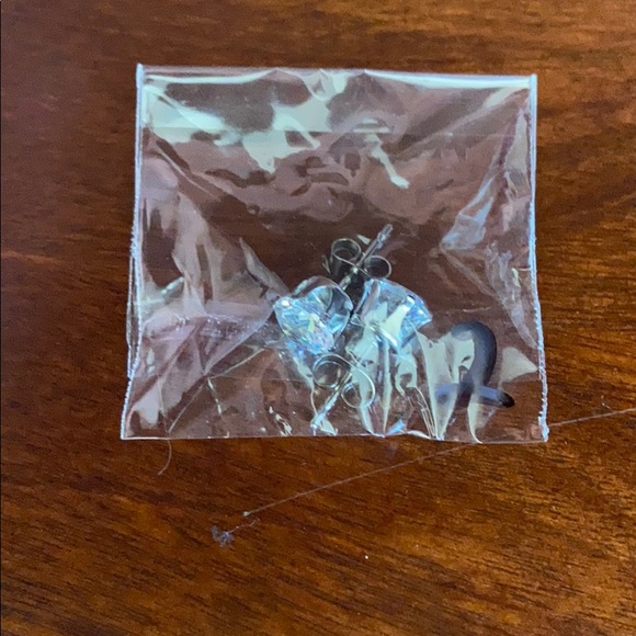 Studded earrings - Picture 4 of 4